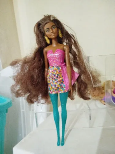 Boneca Barbie Fashion com Vestido Colorido