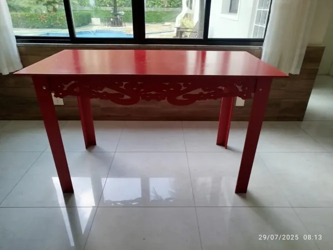 Mesa Vermelha Decorativa