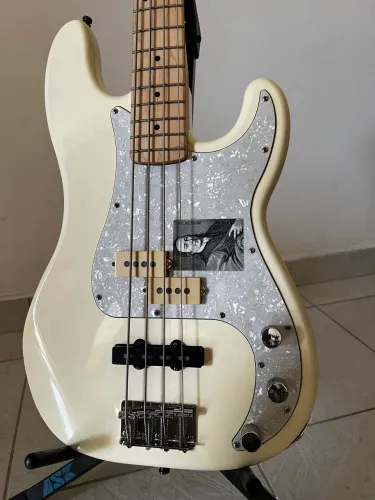 Baixo Squier 