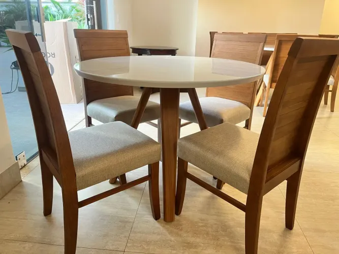 Mesa moderna e atual com cadeiras de madeira