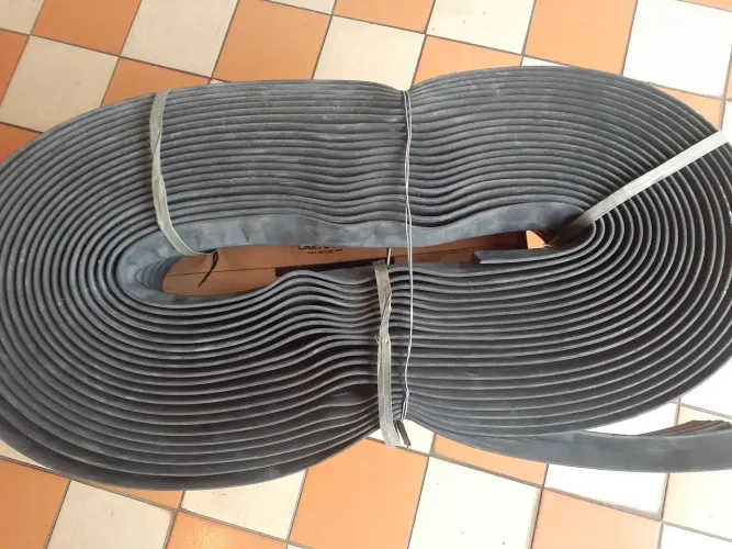 Cantoneira testeira de borracha para escada 