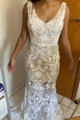 vestido longo branco todo com micro paetês e fenda atrás, tamanho p