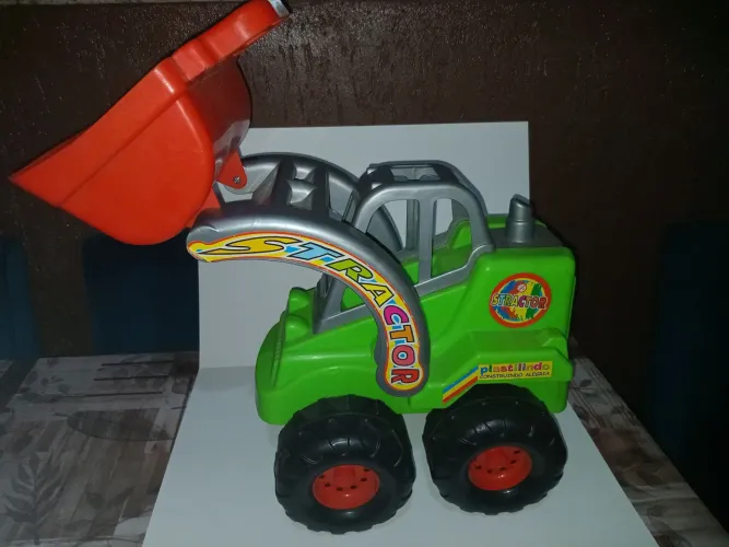 Brinquedo tratozao grande 50 cms