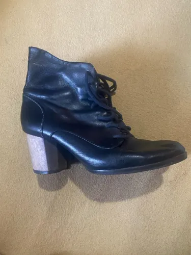 Bota de Couro Preta com Salto - Elegância e Conforto, SEM AVARIA TAM 38