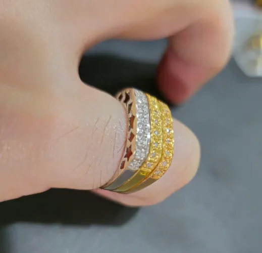 Anel Ouro18k com brilhantes.