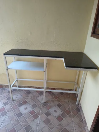 Bancada com pedra de mármore.