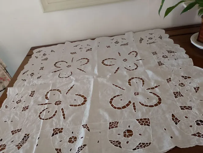 Toalha de mesa branca de 1 m x 1 mt floral VEIO DO NORDESTE, ESTÁ EM EXCELENTE ESTADO 