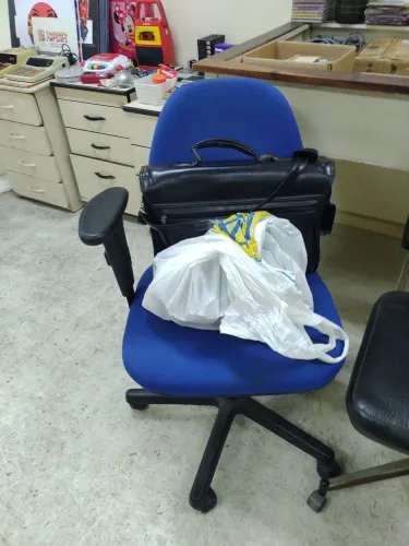 Cadeira de Escritório Azul, com rodizios e elevação, bom estado. E outros.