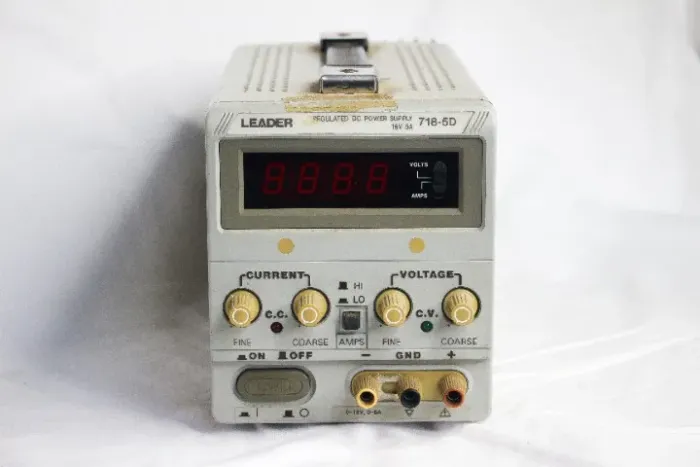 Fonte DC de bancada regulável Leader 718-5D