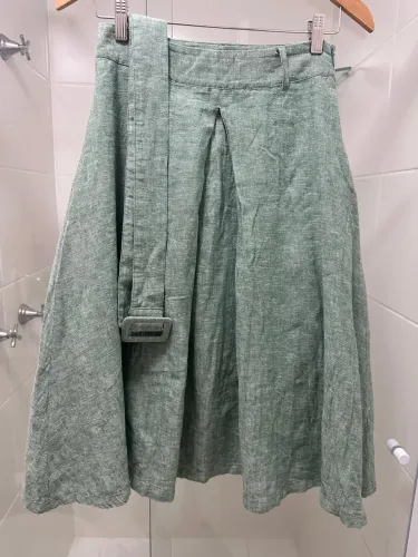 Saia modelo Mídi em linho