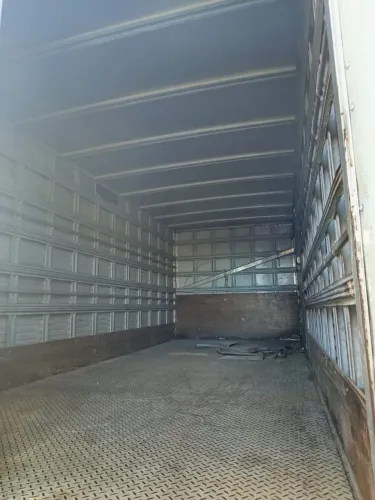 Vendo baú de 5 metros e meio tel *81