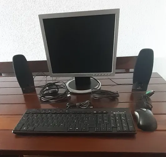 Periféricos monitor e capa, caixa de som e mouse Positivo, teclado Maismania