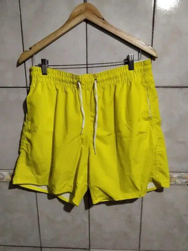 Shorts de Praia Amarelo