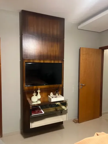 Painel de TV com rack espelhado e design elegante