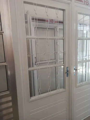 Porta de aço para sala ou cozinha. Completa.