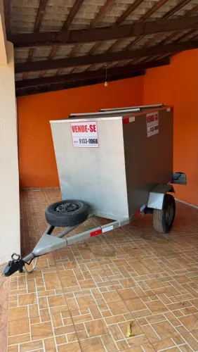 Carretinha Reboque Baú à Venda