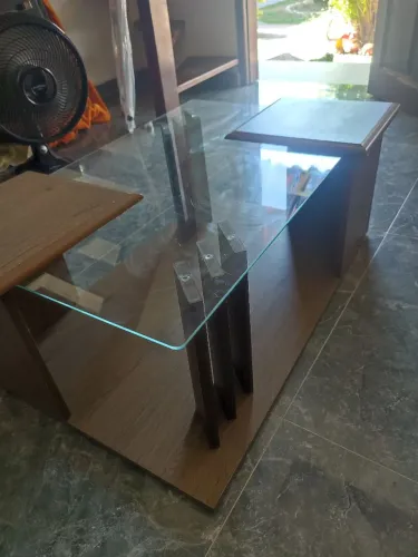 Mesa de centro moderna com tampo de vidro <br>Vendo linda mesa de centro com design