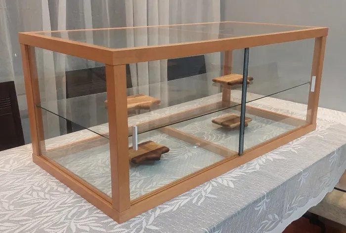 Estufa vitrine seca de madeira em ótimo estado 