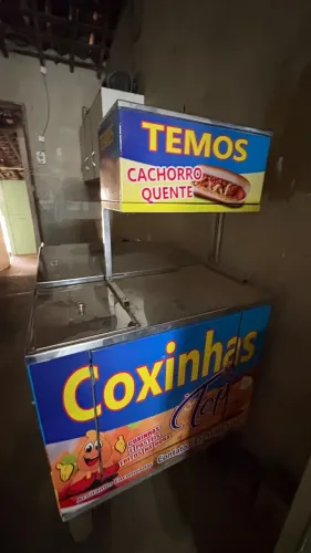 Trata-se de um carrinho gourmet em inox, personalizado, com compartimentos térmicos, cubas