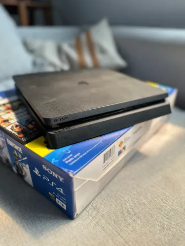 PS4 SLIM 1TB + CONTROLE ORIGINAL + 3 JOGOS