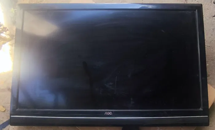 TV AOC 42 polegadas para peças, problema não grave