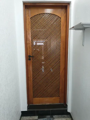 Porta de madeira treliçada
