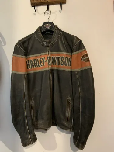 Jaqueta Harley Davidson original. De couro. Tamanho:P. Como nova.
