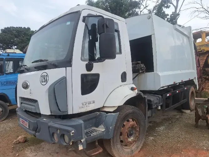 Caminhão Caçamba Ford Cargo 1723 Toco ano 2014 Com Coletor de Lixo Usimeca 15M³