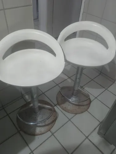 2 banquetas brancas