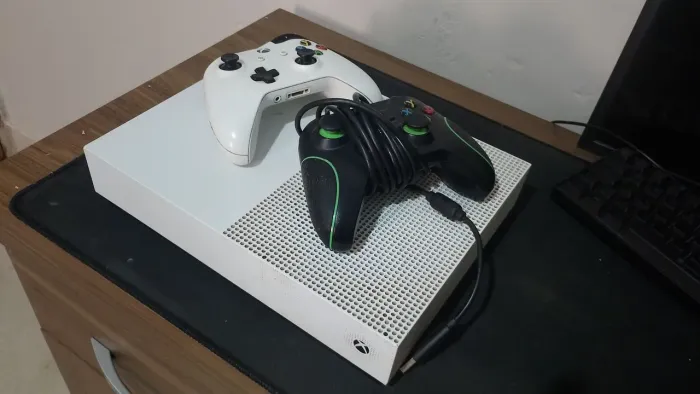 Xbox one s ALL digital 1tb/com 2 controles (1 original)