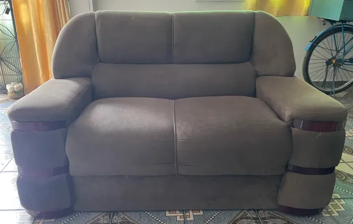 Conjunto de sofá 2 e 3 lugares + uma mesa de centro