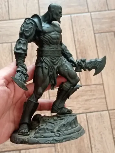 Estatueta Kratos God of War Omega Coleection
