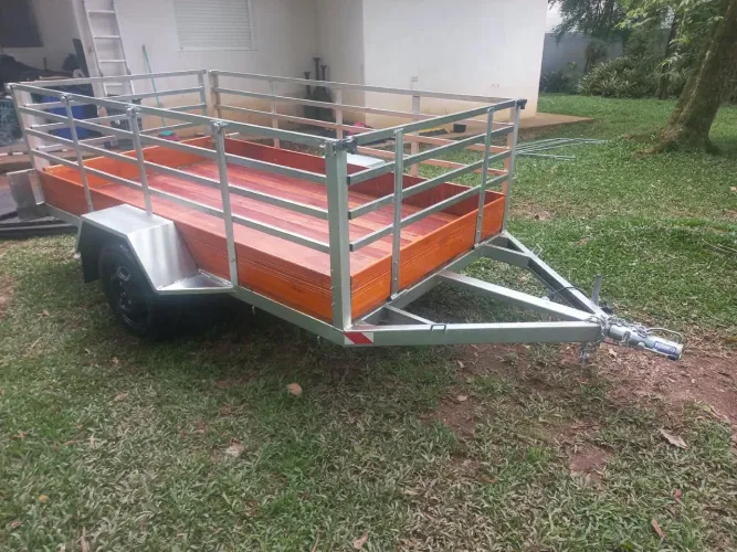 Carretinha 2,50m x 1,40 emplacada