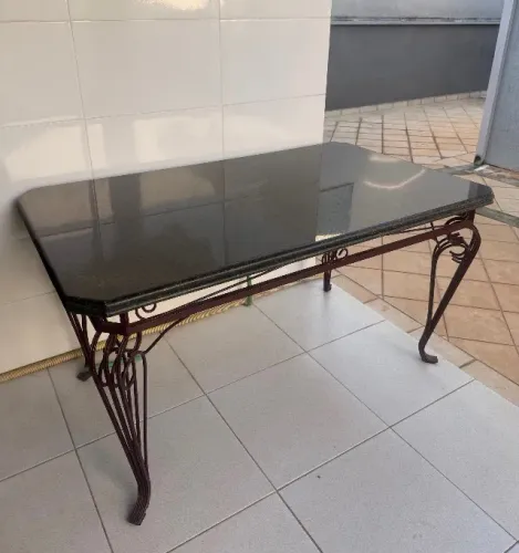 Mesa de jantar em granito