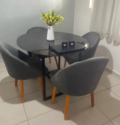 Conjunto de mesa(pedra preta esverdeada) cm 4 cadeiras