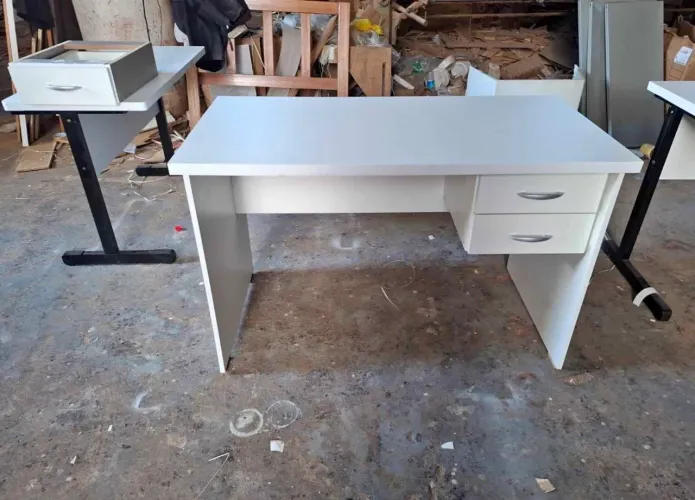 Mesa de Escritório em MDF com tampo grosso e 2 Gavetas - Nova