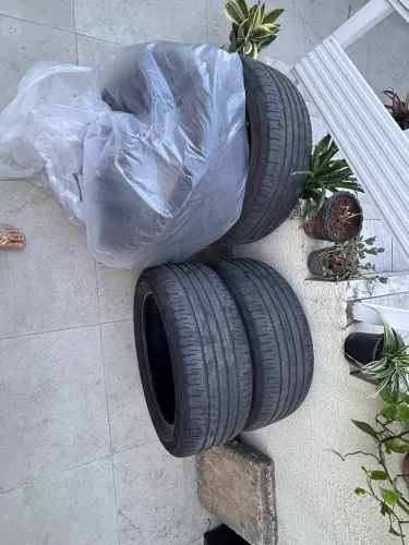 Jogo com 4 Pneus Usados Dunlop 225/50 R18 95V SP Sport Maxx 050 (Original Corolla Cross)