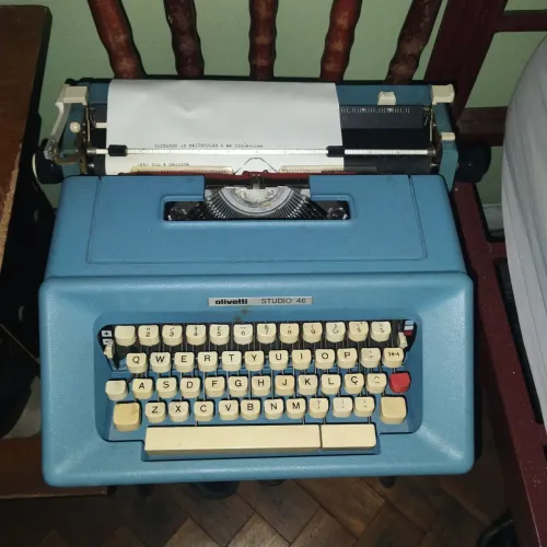 Máquina de escrever marca Olivetti