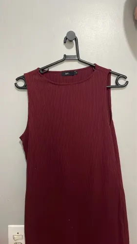 vestido regata canelado vinho