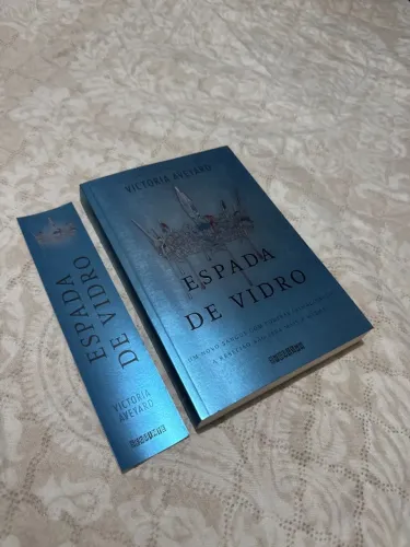Livro Seminovo Espada de Vidro - Victoria Aveyard