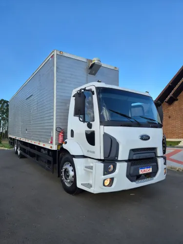 Ford Cargo 2428 - Baú 10,5 metros