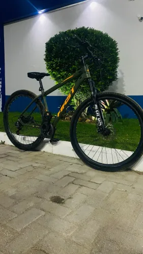 Bicicleta Mountain Bike First Aro 29 em Alumínio - Com Freios a Disco e Acessórios