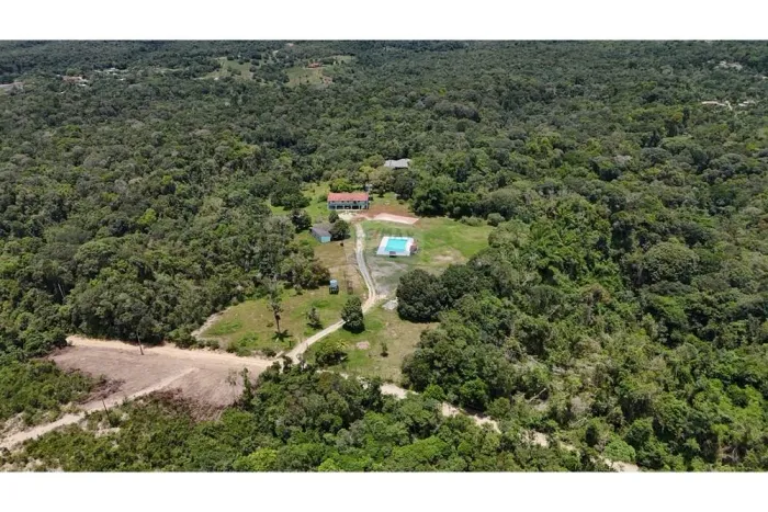 Terreno com construções - Oportunidade única de investimento em Manaus AM