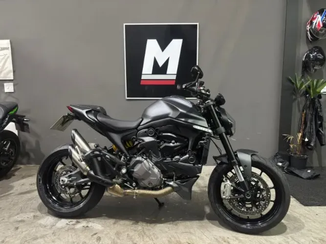 DUCATI MONSTER 937 2023 9.000km - Único dono - Baixa km - Com acessórios - Cor Exclusiva