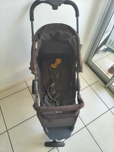 Carrinho de bebê, bebê conforto e banheira com base 