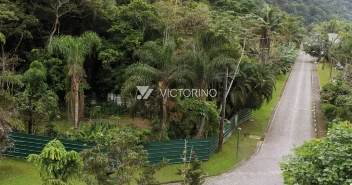 Terreno em condomínio com 1000 m², à venda no bairro Balneario Praia do Perequê.