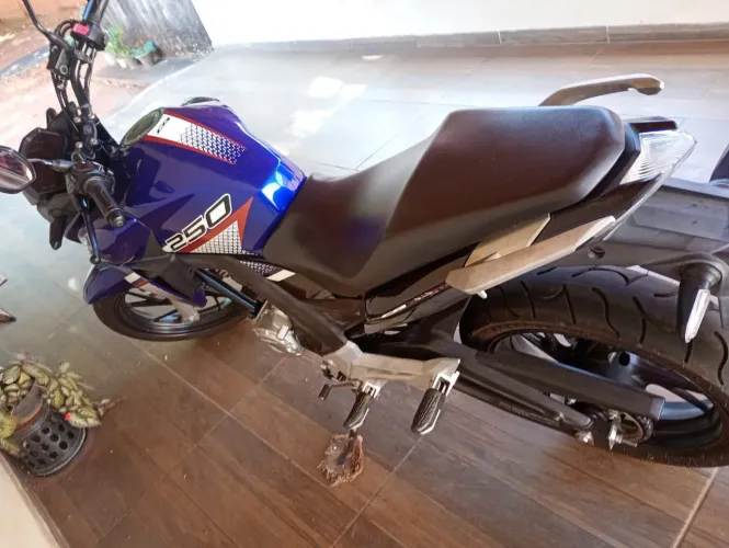 Cb Twister 250cc, troca em carro 1.6