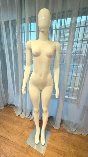 Manequin feminino branco.