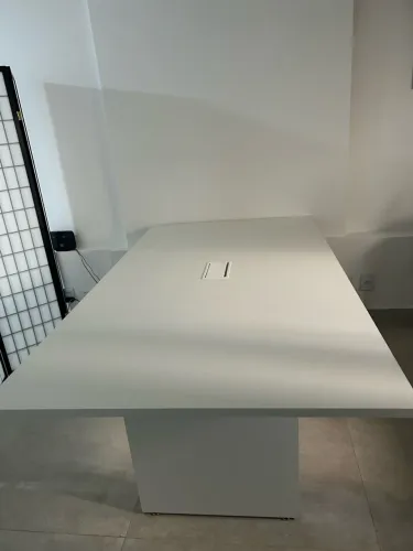 Mesa branca de escritório