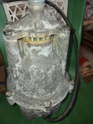 Uma bomba injetora 3/4.e uma bomba sapo 